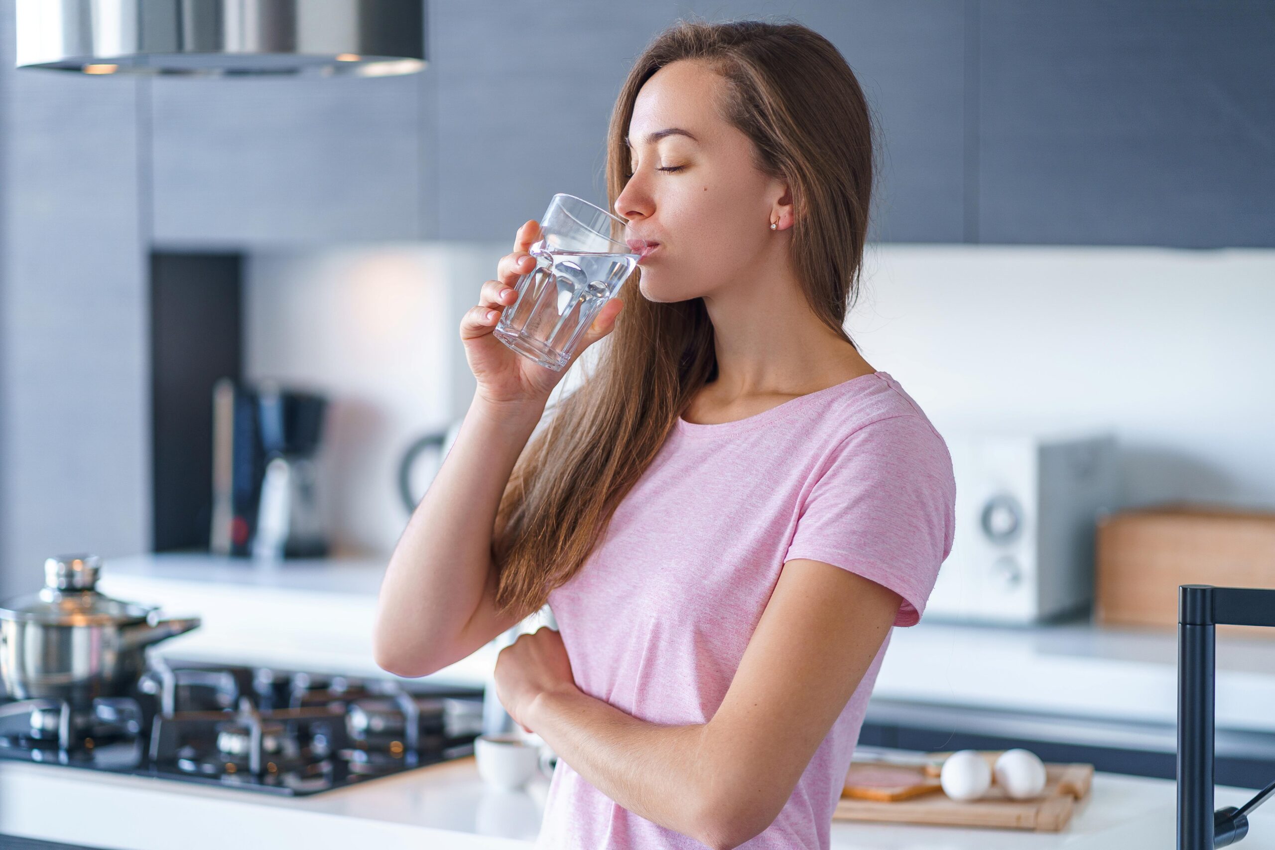 Eine Frau trinkt Wasser