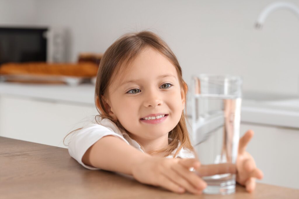 Ein Mädchen mit einem Glas in der Hand