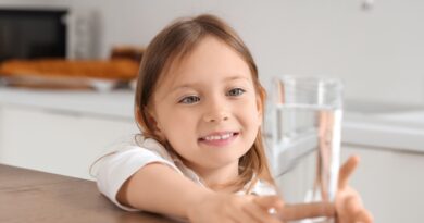 Ein Mädchen mit einem Glas in der Hand