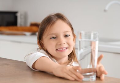 Ein Mädchen mit einem Glas in der Hand