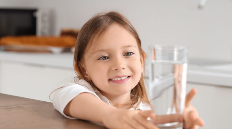 Ein Mädchen mit einem Glas in der Hand